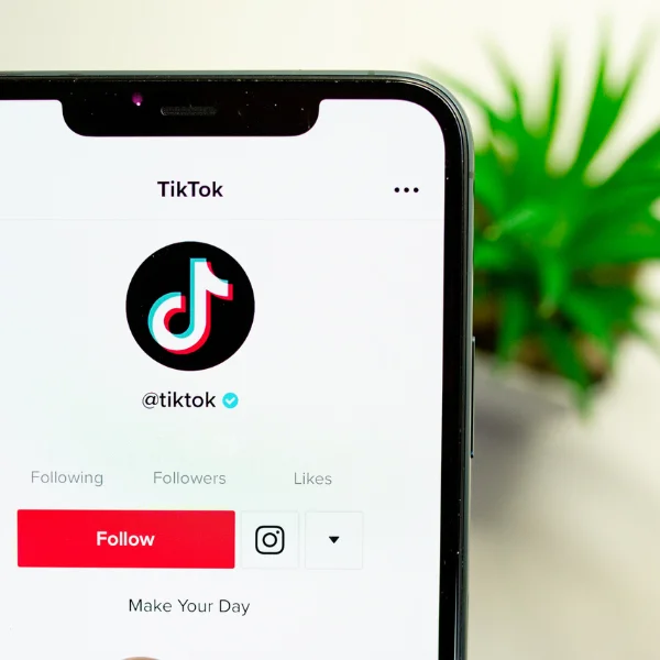 smartfon z włączoną aplikacją Tiktok