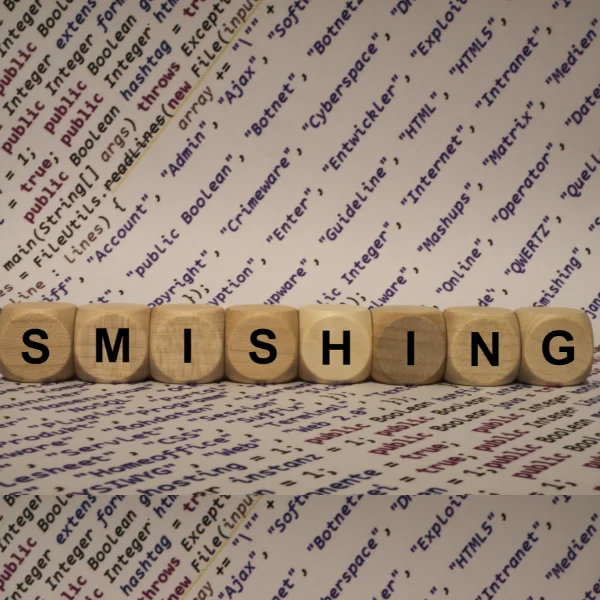 Słowo "Smishing" ułożone z kostek z literami