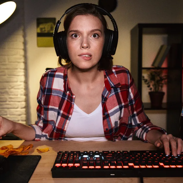 kobieta grająca w grę online