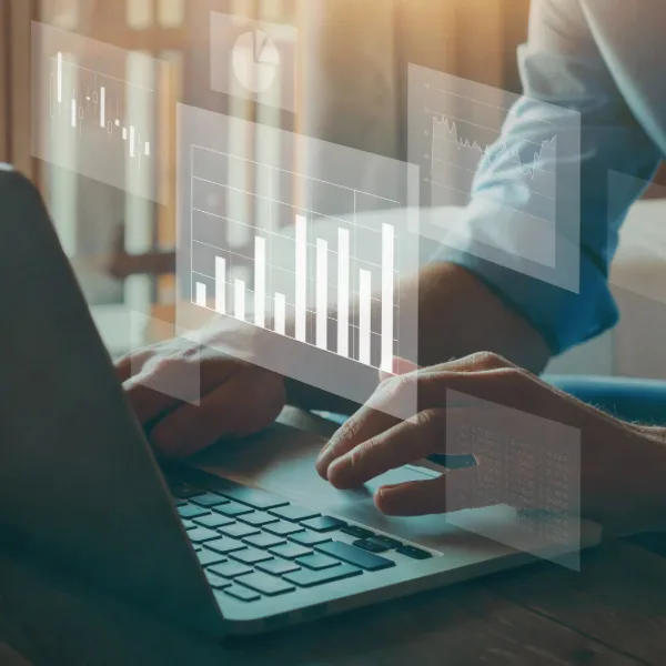 Ilustracyjny obrazek pokazujący pracę z big data na laptopie