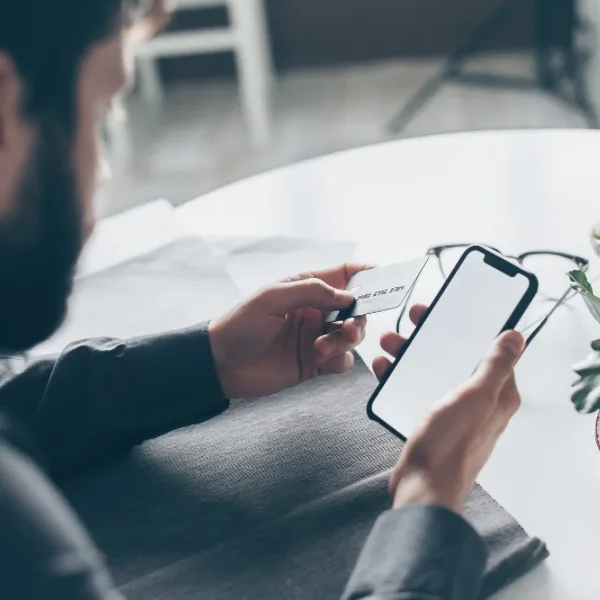 Mężczyzna padający ofiarą oszustwa cyfrowego