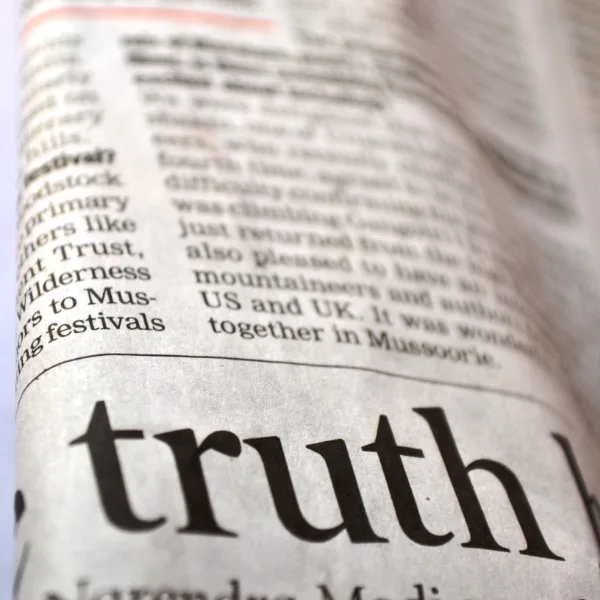 stara gazeta z napisem "truth", czyli "prawda"