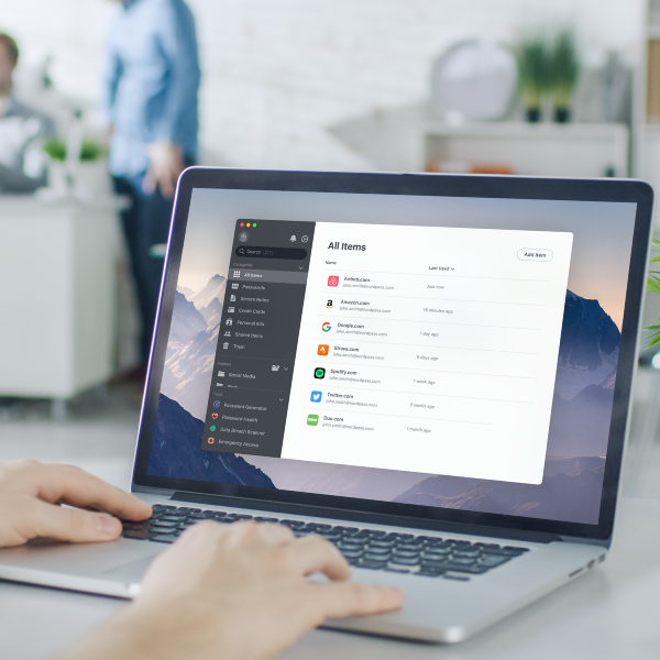 Osoba korzystająca z aplikacji NordPass na laptopie