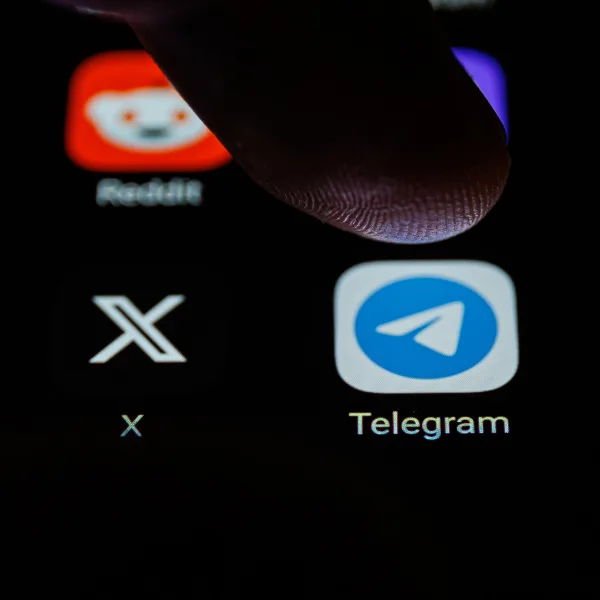 Aplikacje na telefonie, wśród nich X i Telegram.