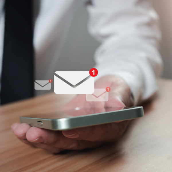 osoba korzystająca z poczty e-mail na telefonie