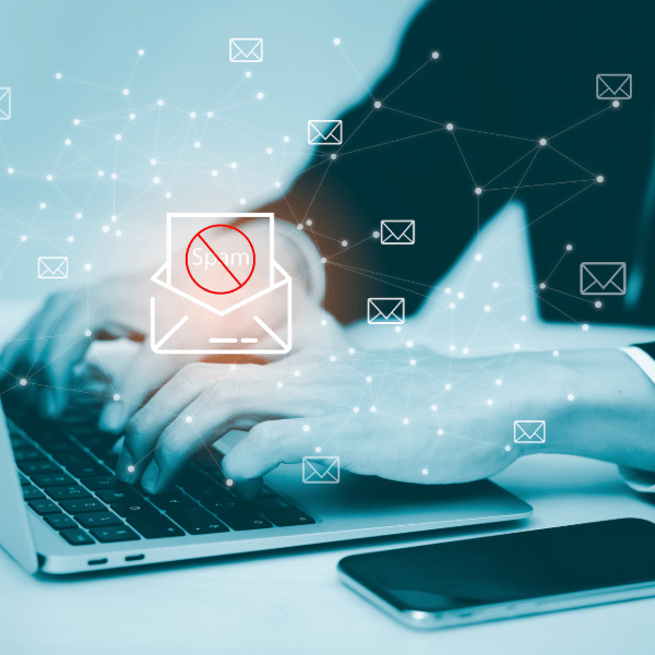 Osoba korzystająca z laptopa - wizualna prezentacja otrzymywania e-maili phishingowych